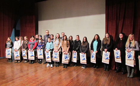 Načelnik opštine Teslić dr Milan Miličević sa dobitnicima nagrada