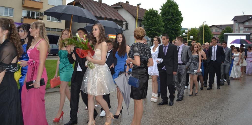 Maturantski defile ulicama Teslića