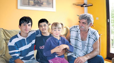 Ne može da napusti unuke... Amel, Dejan, Jasmina i deda Nurko