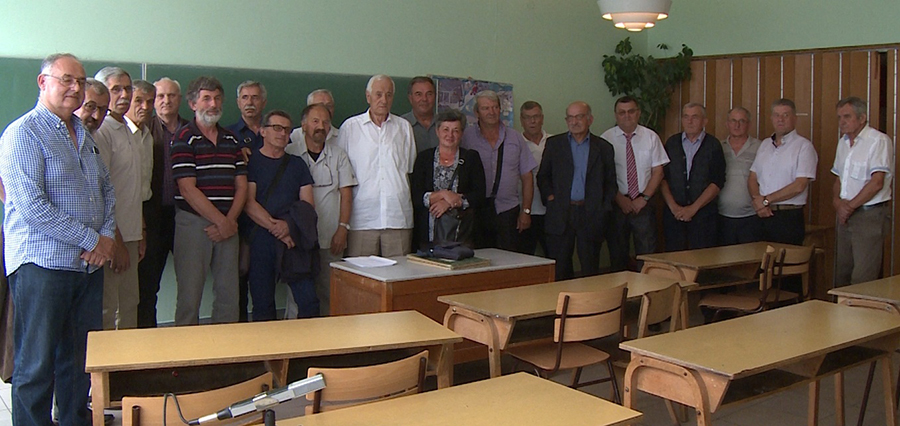 Bivši učenici škole u Čečavi.