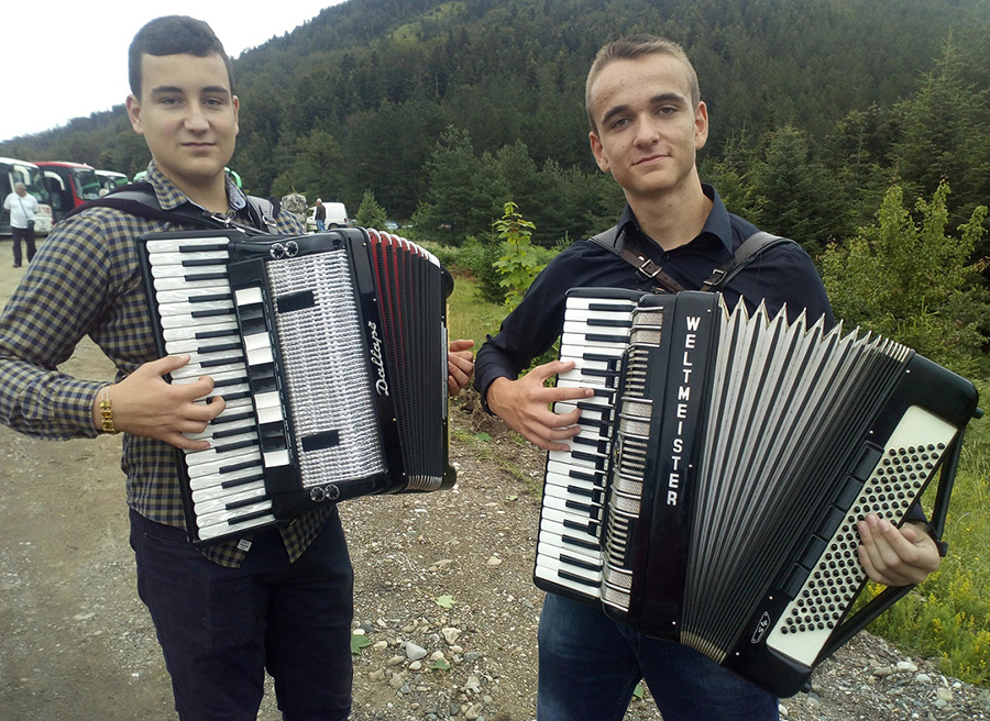 Mladi harmonikaši.