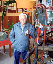 Pavle Savković čuva zvonce koje je, 1961. pozvalo prve učenike (Foto S. Sabljić) 